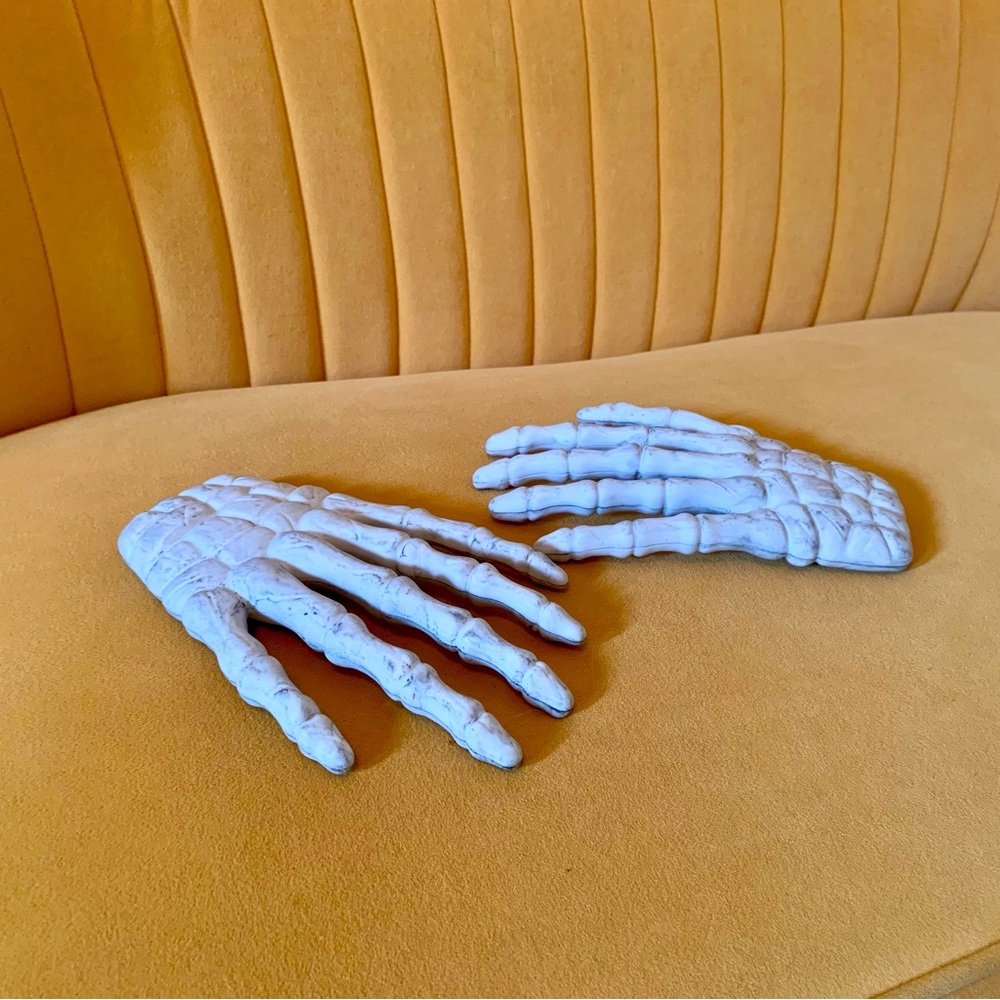 Skeleton hands - Picture 2 of 4